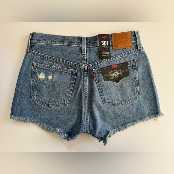 Levi’s | NWT 501 Original High Rise Distressed Denim Shorts - Picture 2 of 9